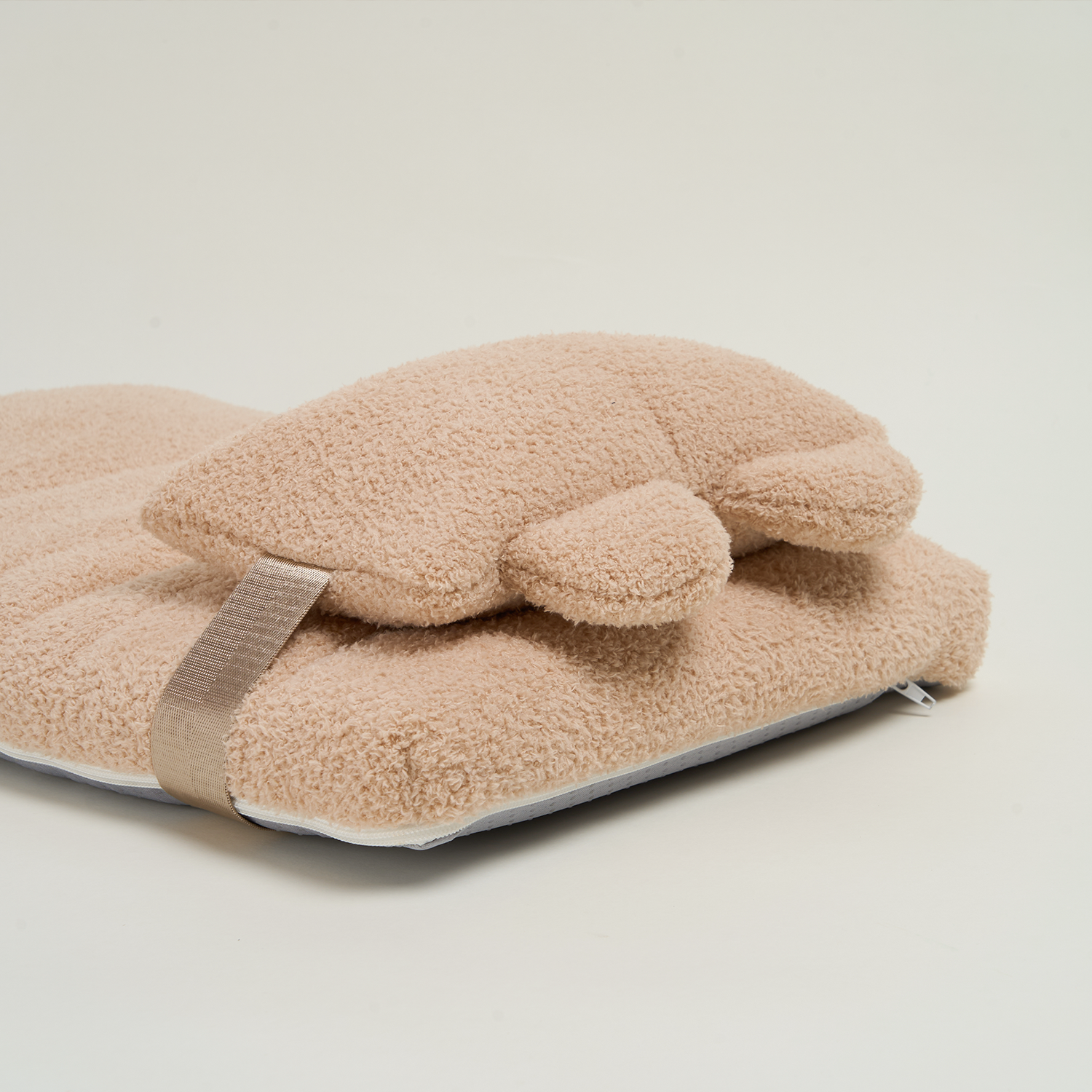 Beige Tatami-Liege für Haustiere, weiches Plüschmaterial, ideal für Katzen und kleine Hunde.