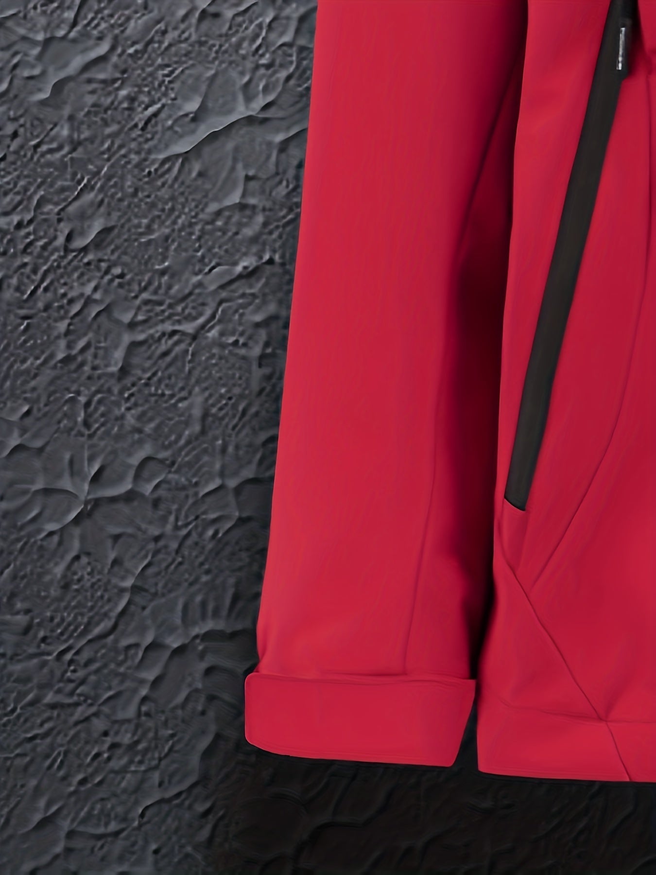 Rote Outdoor-Jacke mit Reißverschluss, wetterfest und atmungsaktiv, ideal für Wandern und Trekking. Perfekt für aktive Abenteuer.