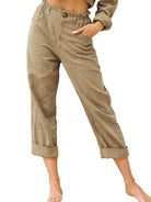 Damen Leinenhose in Beige, lässig geschnitten mit umgeschlagenen Beinen. Perfekt für Sommermode, bequem und stilvoll. Ideal für Freizeitoutfits.