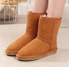 Damen-Winterstiefel aus braunem Wildleder, gefüttert, rutschfeste Sohle, ideal für kalte Tage. Modische und warme UGG-ähnliche Schuhe.