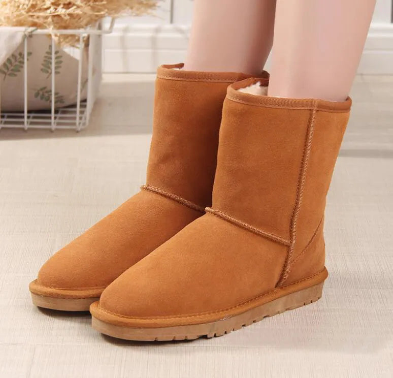 Damen-Winterstiefel aus braunem Wildleder, gefüttert, rutschfeste Sohle, ideal für kalte Tage. Modische und warme UGG-ähnliche Schuhe.