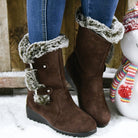 Damen Winterstiefel aus braunem Wildleder mit Kunstfellbesatz, rutschfester Sohle und Schnallen, ideal für kalte Tage. Wintermode, warme Stiefel.