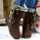 Damen Winterstiefel aus braunem Wildleder mit Kunstfellbesatz, rutschfester Sohle und Schnallen, ideal für kalte Tage und modische Winteroutfits.
