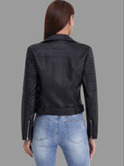 Damen-Lederjacke in Schwarz, Rückansicht. Modische Bikerjacke mit gesteppten Ärmeln, ideal für trendige Herbst- und Winteroutfits.