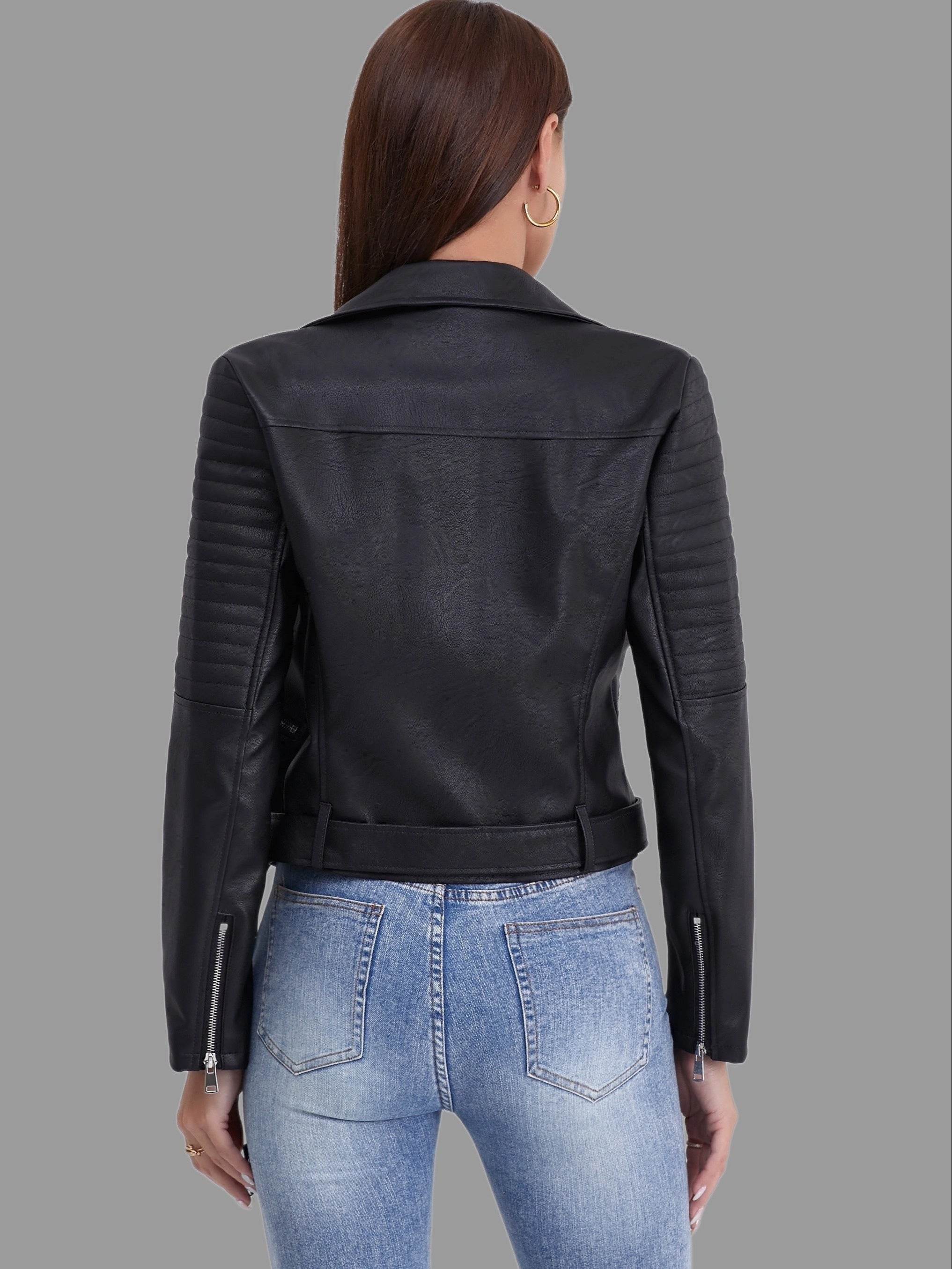 Damen-Lederjacke in Schwarz, Rückansicht. Modische Bikerjacke mit gesteppten Ärmeln, ideal für trendige Herbst- und Winteroutfits.