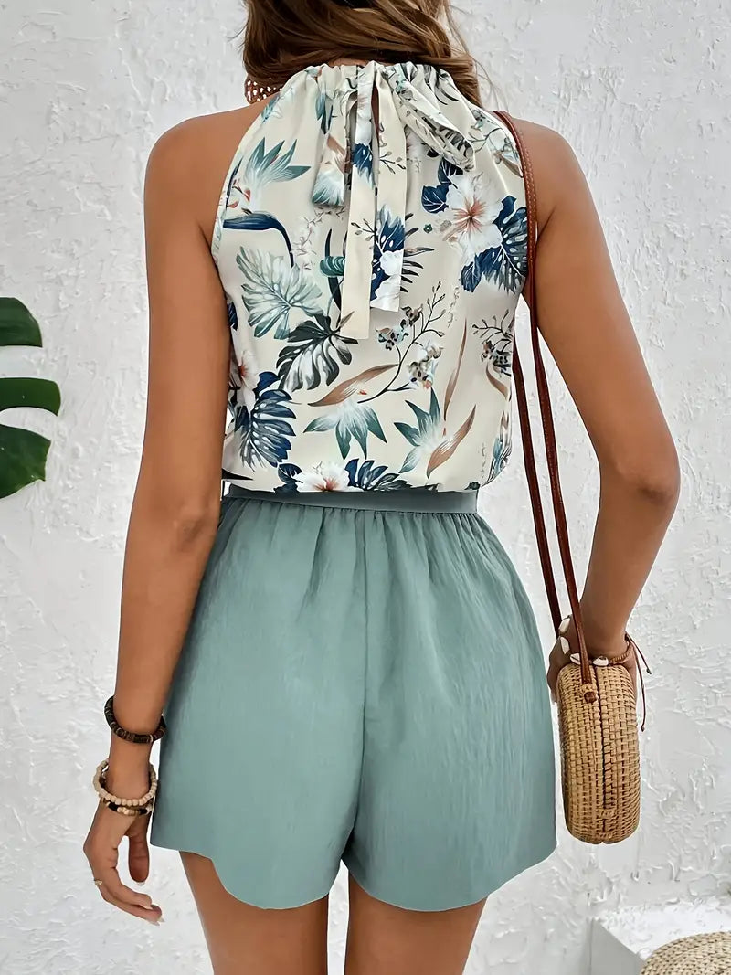 Damen Sommeroutfit, ärmellose Bluse mit Blumenmuster, grüne Shorts, Strohtasche.