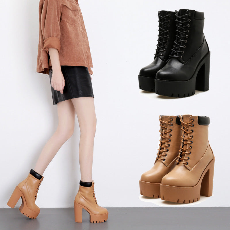 Damen Plateau-Stiefeletten, schwarz und beige, mit Blockabsatz und Schnürung. Modische, hohe Schuhe für Herbst und Winter. Trendige Damenmode.