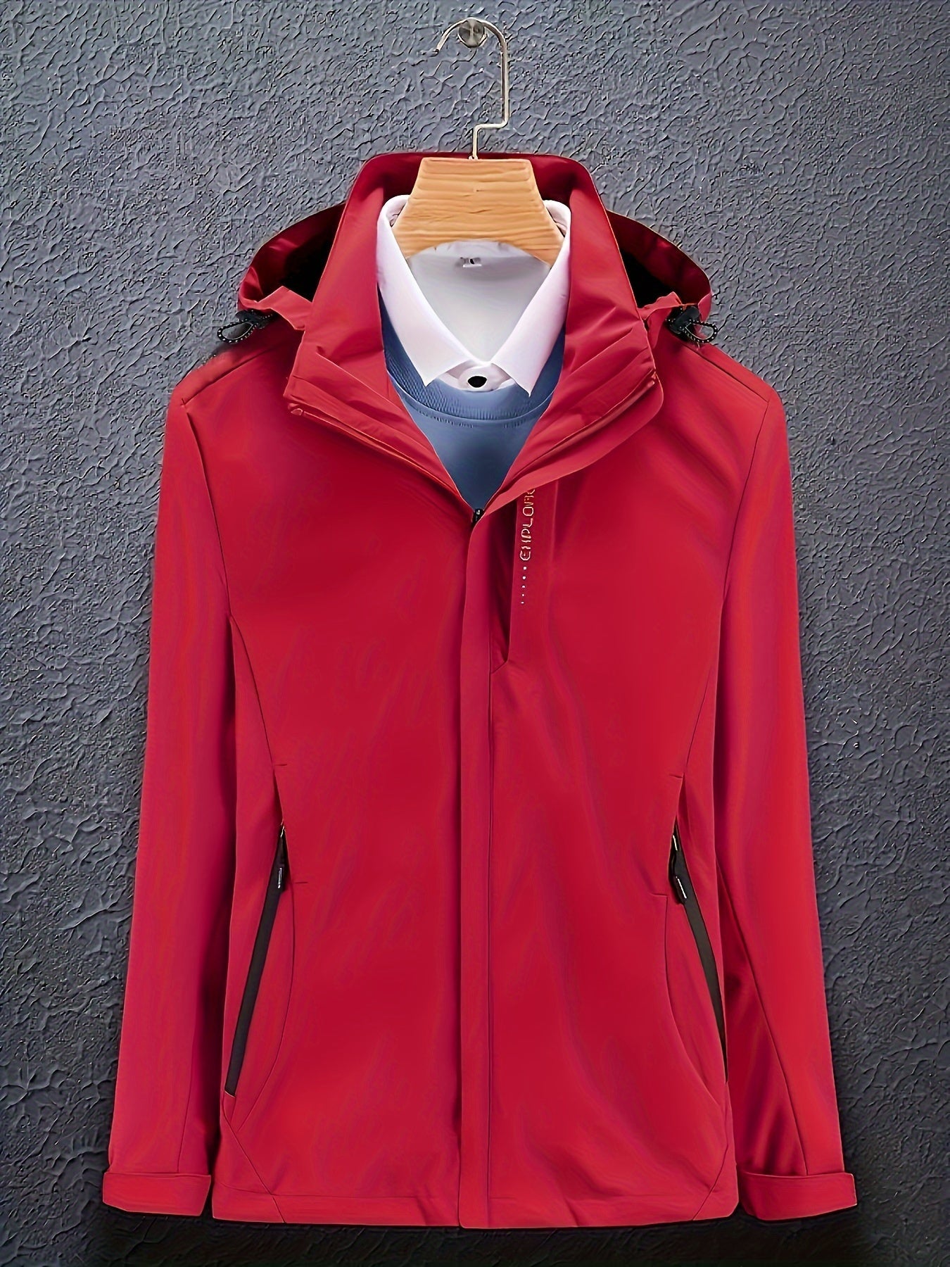 Rote Softshelljacke mit Kapuze, ideal für Outdoor-Aktivitäten. Wasserabweisend, atmungsaktiv, modisch. Perfekt für Herbst und Winter.