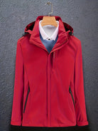 Rote Softshelljacke mit Kapuze, ideal für Outdoor-Aktivitäten. Wasserabweisend, atmungsaktiv, modisch. Perfekt für Herbst und Winter.