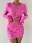 Damenmode: Elegantes, pinkes Kleid mit Knoten-Detail und langen Ärmeln. Perfekt für Partys und Events. Trendige, figurbetonte Passform.