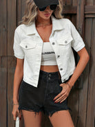 Frau in weißer Jeansjacke, schwarzer Shorts und Sonnenbrille. Modetrend, Sommeroutfit, lässiger Stil, Damenmode, Streetwear.