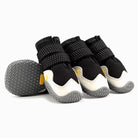 Schwarze Hundeschuhe mit rutschfester Sohle, Klettverschluss und reflektierenden Streifen. Ideal für Outdoor-Aktivitäten und Pfotenschutz.