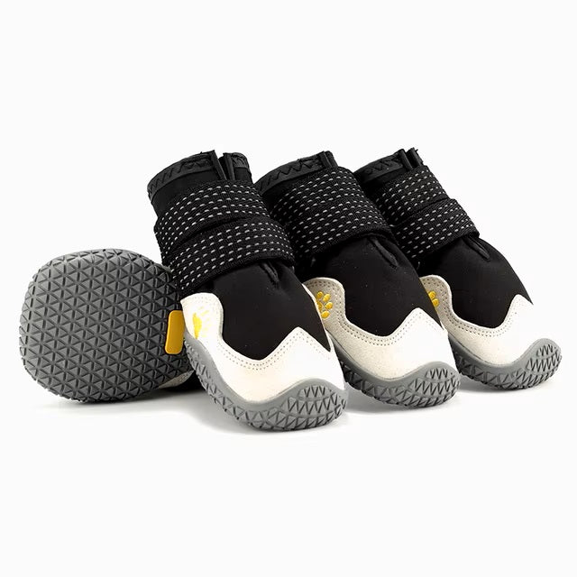 Schwarze Hundeschuhe mit rutschfester Sohle, Klettverschluss und reflektierenden Streifen. Ideal für Outdoor-Aktivitäten und Pfotenschutz.