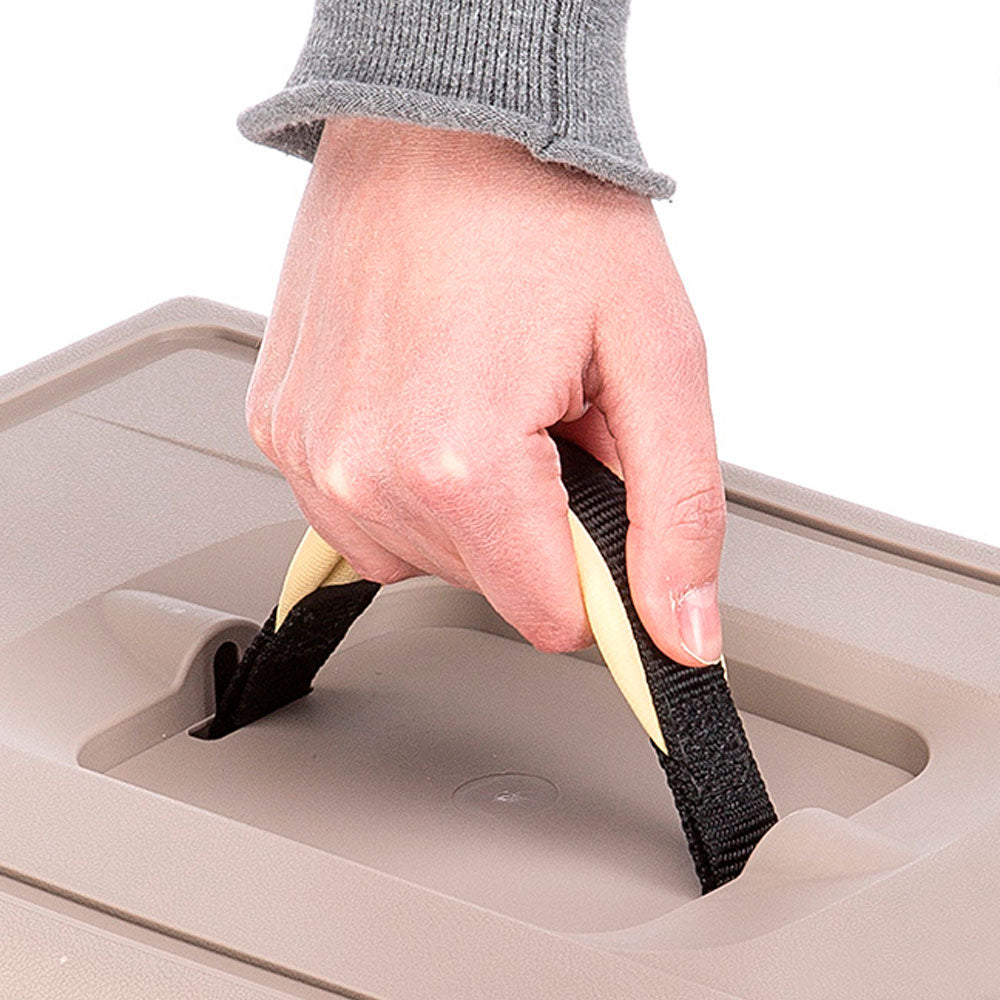 Hand hält stabilen Tragegriff eines beige Kunststoffbehälters. Ideal für Aufbewahrung und Transport. Robustes Design, praktische Nutzung.