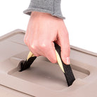 Hand hält stabilen Tragegriff eines beige Kunststoffbehälters. Ideal für Aufbewahrung und Transport. Robustes Design, praktische Nutzung.