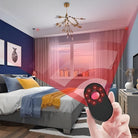 Person hält Fernbedienung in modernem Schlafzimmer mit Stadtblick, rote Lichtstrahlen sichtbar.