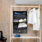 Schwarzer Hängeorganizer mit Kleidung, Holzständer, platzsparend, Kleiderschrank-Organizer.