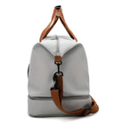 Graue Reisetasche mit braunen Trägern, wasserdicht, stilvolles Design, ideal für Reisen.