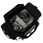Schwarzer Kamerarucksack mit Kamera, Objektiven und Zubehör, ideal für Fotografen.