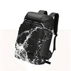 Wasserdichter schwarzer Rucksack, spritzwassergeschützt, ideal für Outdoor-Aktivitäten.