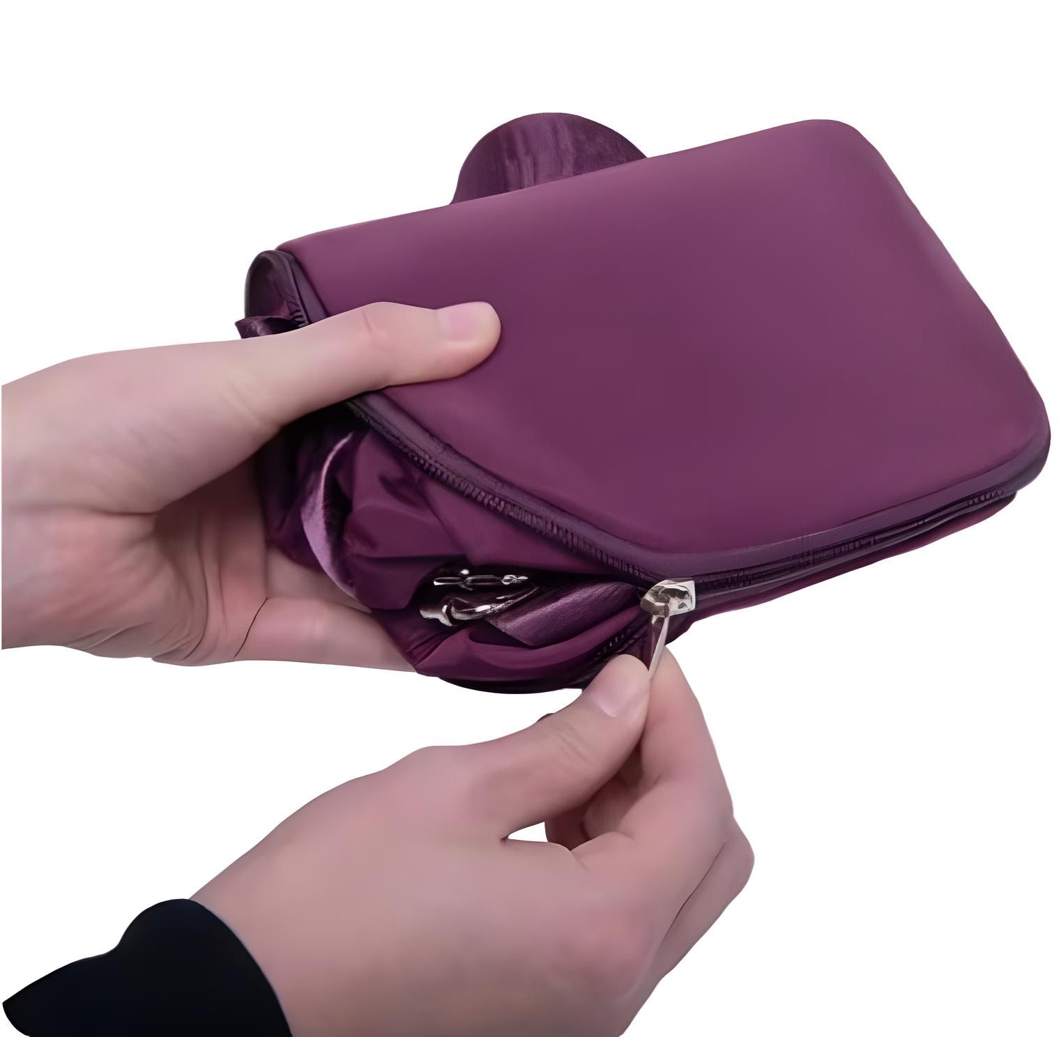 Hände halten lila faltbare Reisetasche mit Reißverschluss, kompakt und tragbar.