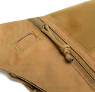 Beige Ledertasche mit Reißverschluss, elegantes Design, hochwertige Verarbeitung, modisches Accessoire.