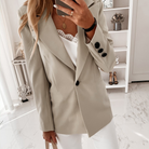 Eleganter Damenblazer in Beige, ideal für Herbstmode. Langarm, einreihig, perfekt für Büro und Freizeit. Stilvoller Look für Business und Casual.