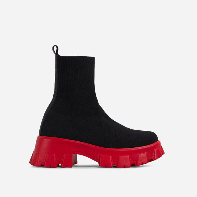 Schwarze Sock Boots mit roter, klobiger Sohle, Stretch-Stoff, mittelhoch, ideal für Herbst und Winter. Modische Damen Chelsea Biker Stiefel.