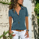 Frau in blauer Bluse und weißer Hose, lässiger Sommerlook, Mode für Frauen, Outdoor-Hintergrund.