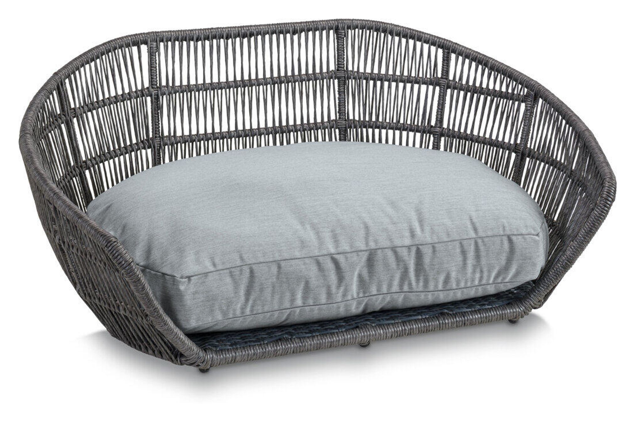 Graues Rattan-Hundebett mit hellblauem Kissen, stilvolles Haustiermöbel, robust und bequem.