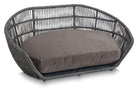 Graues Hundebett aus Rattan mit weichem Kissen, modernes Design, Haustiermöbel.