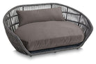 Graues Outdoor-Hundebett aus Rattan mit Kissen, wetterfest, modernes Design.