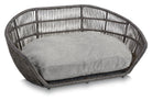 Graues Hundebett aus Rattan mit Kissen, modernes Design, Haustiermöbel, robust und stilvoll.