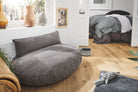 Graues Hundebett aus Stoff im modernen Wohnzimmer, Holzboden, Dekoration, gemütlich.