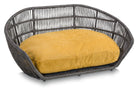 Graues Rattan-Hundebett mit gelbem Kissen, modernes Design, Haustiermöbel.