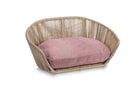 Rattan-Hundebett mit rosa Kissen, modernes Design, gemütlich, Haustiermöbel, Wohnzimmer.