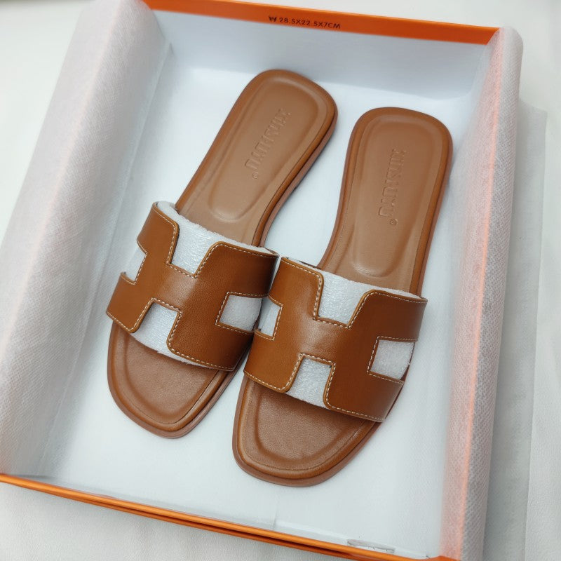 Damen-Sandalen in Braun und Weiß, stilvoll und bequem, ideal für Sommermode. Hochwertige Materialien, perfekt für Freizeit und Strand.