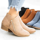 Beige Damen-Stiefeletten mit Reißverschluss, Blockabsatz und abgerundeter Spitze. Perfekt für Herbstmode, kombiniert mit Jeans.