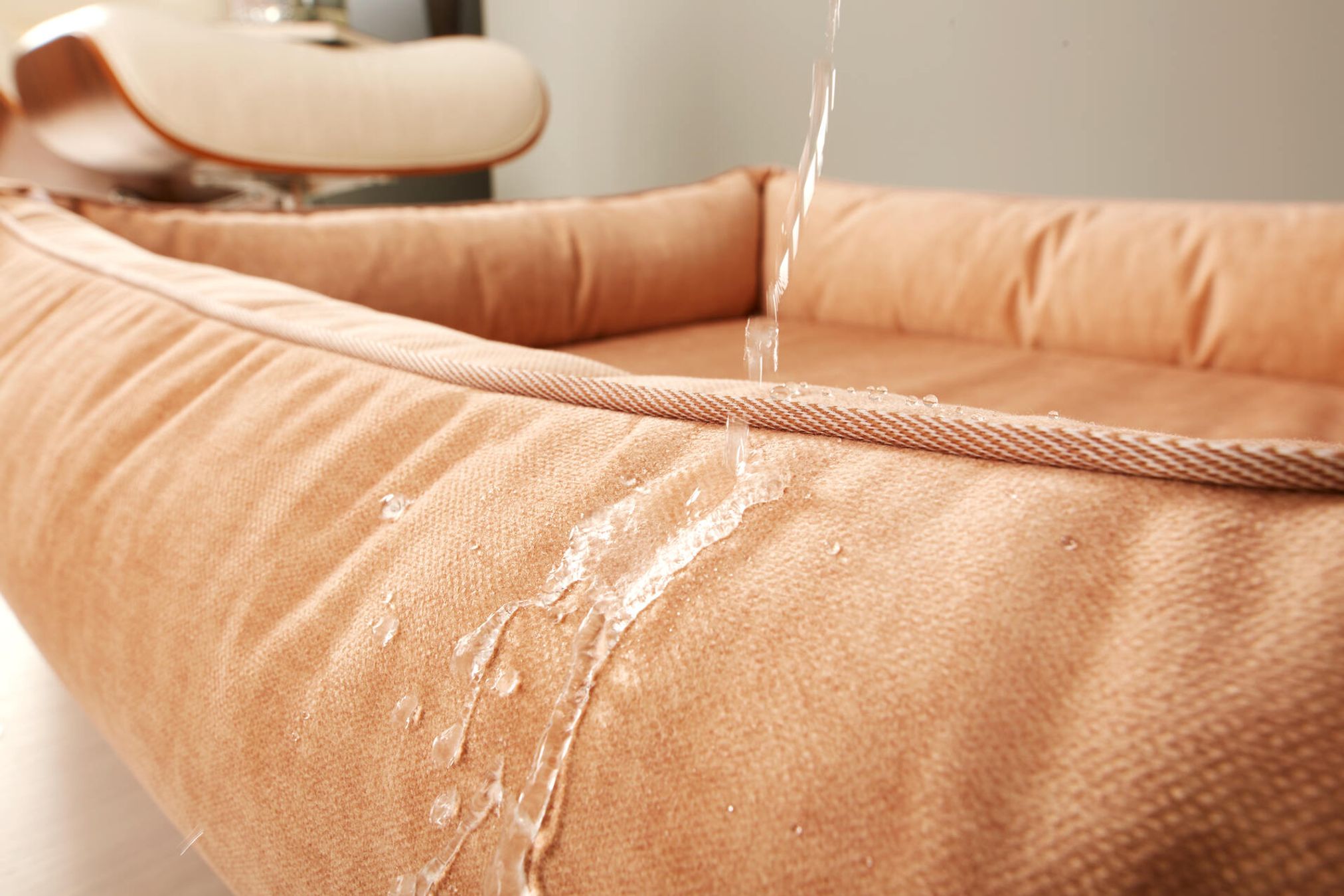Wasserabweisendes, beiges Hundebett aus Stoff, ideal für Haustiere, langlebig und pflegeleicht.