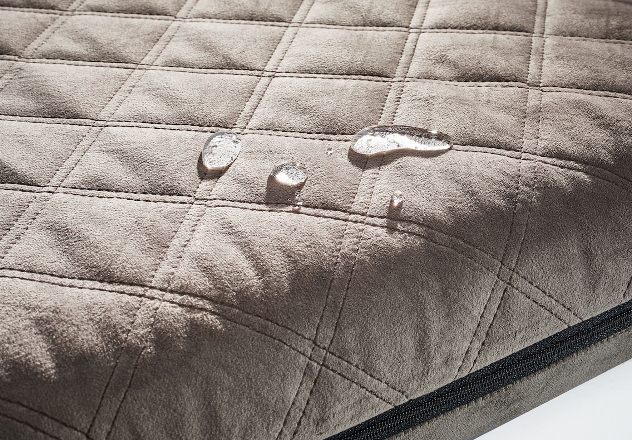 Wasserabweisende Matratzenauflage, beige, gesteppt, schmutzabweisend, langlebig, hochwertig.