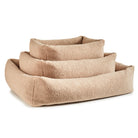 Beige Hundebett aus Plüsch, rechteckig, in drei Größen, gemütlich und waschbar.