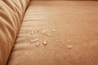 Wasserabweisender beiger Stoffbezug für Sofas, Nahaufnahme, moderne Möbelpflege.