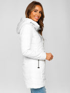 Weiße, lange Damen-Winterjacke mit Kapuze, gesteppt, modisch und warm. Perfekt für kalte Tage, stilvoll und funktional.