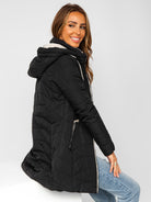Damen Winterjacke mit Kapuze, schwarz, gesteppte Optik, Reißverschluss, warm gefüttert, ideal für kalte Tage, modisch und funktional.