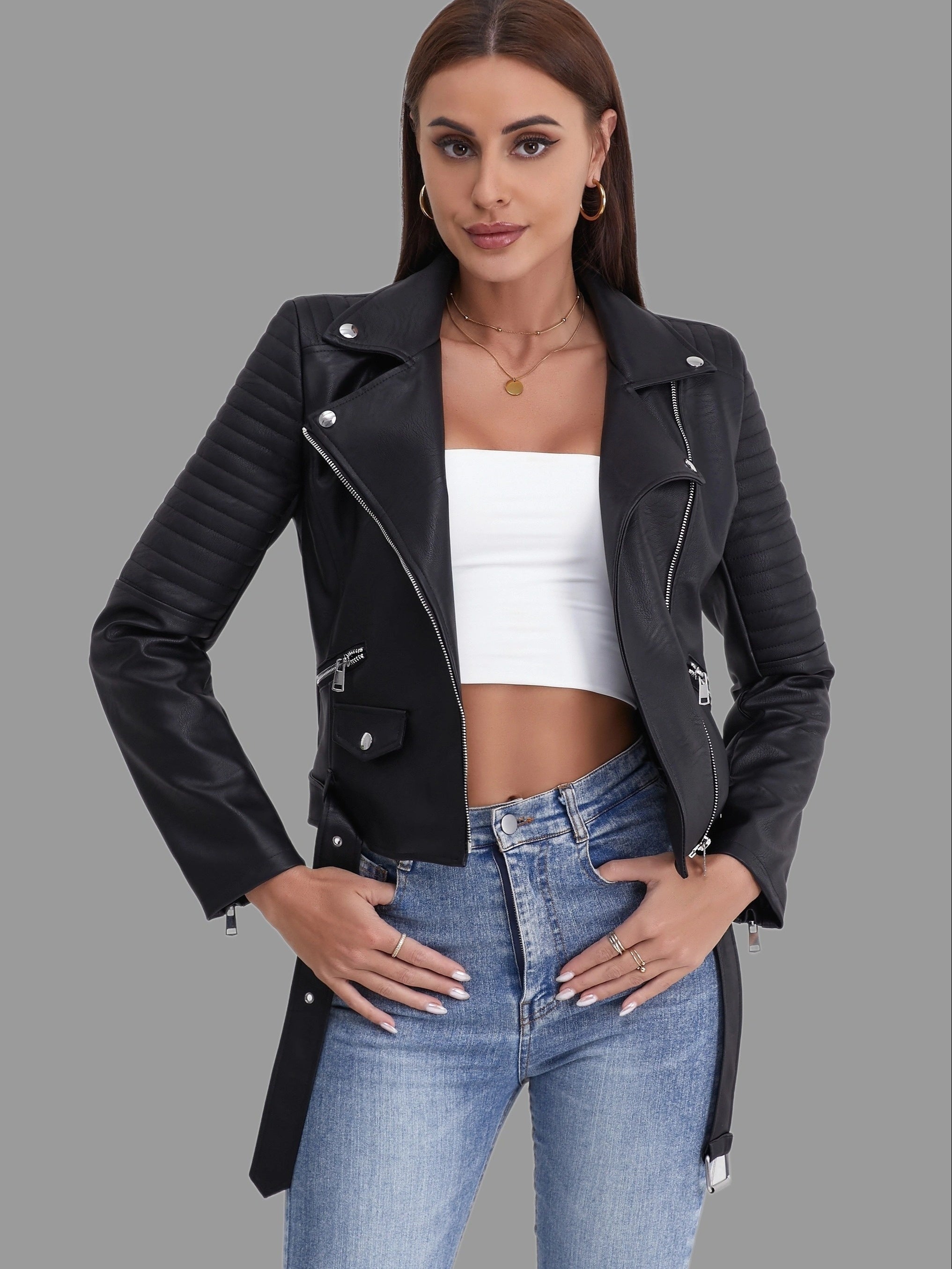 Damen-Lederjacke in Schwarz, stilvoll und modern, kombiniert mit weißem Top und blauen Jeans. Perfekt für trendige Herbst- und Wintermode.