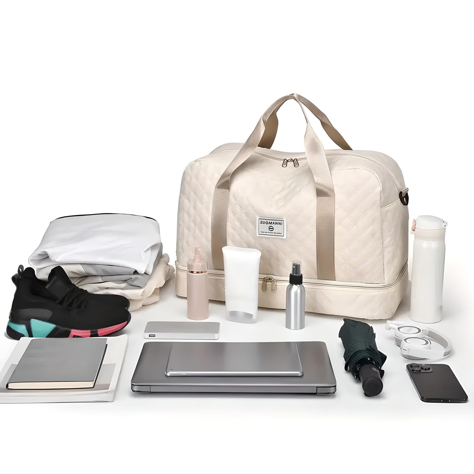 Beige Reisetasche mit Laptop, Schuhen, Kleidung und Zubehör, ideal für Reisen und Fitness.