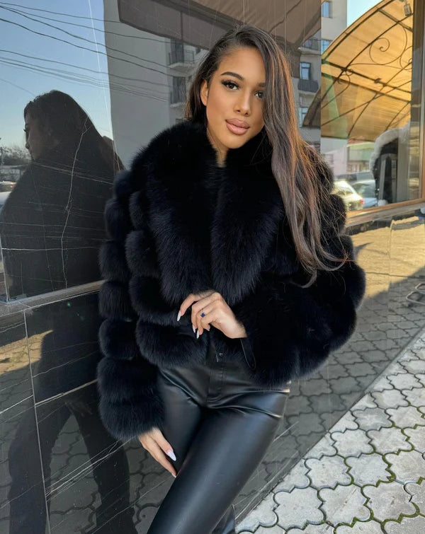 Elegante Frau in schwarzem Pelzmantel und Lederhose, posiert stilvoll im Freien. Mode, Luxus, Winterbekleidung, Streetstyle.