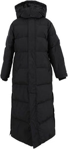 Langer schwarzer Daunenmantel mit Kapuze, ideal für Wintermode. Warm, stilvoll und funktional. Perfekt für kalte Temperaturen und Outdoor-Aktivitäten.