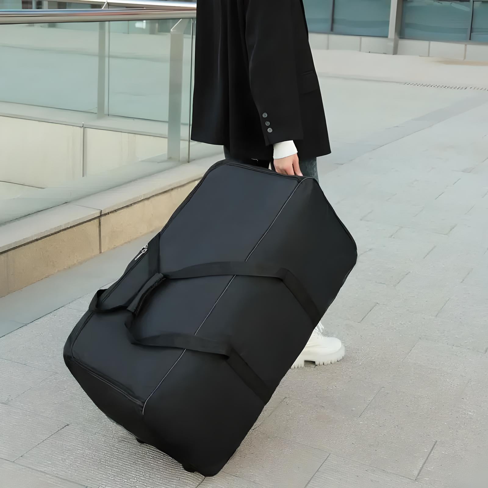 Person mit großer schwarzer Reisetasche aus Leder auf Gehweg.