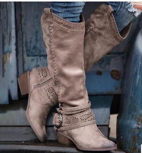 Damenstiefel aus Wildleder in Beige, mit dekorativen Nähten und Schnallen, ideal für Herbstmode. Perfekt kombinierbar mit Jeans.
